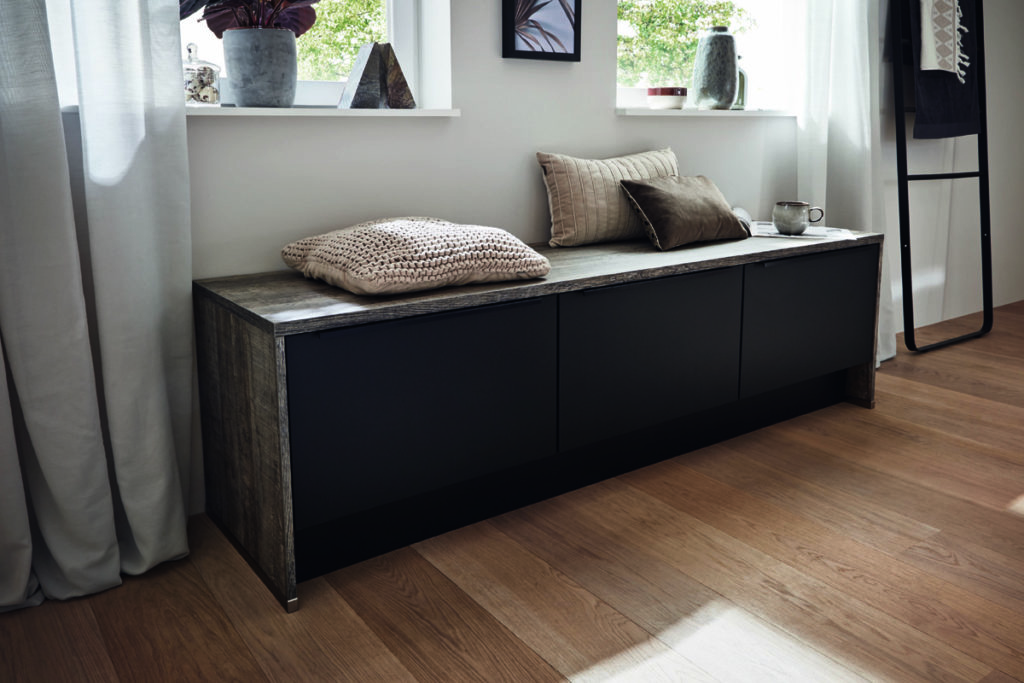 Banc de rangement bas avec assise, façades gris mat et dessus bois