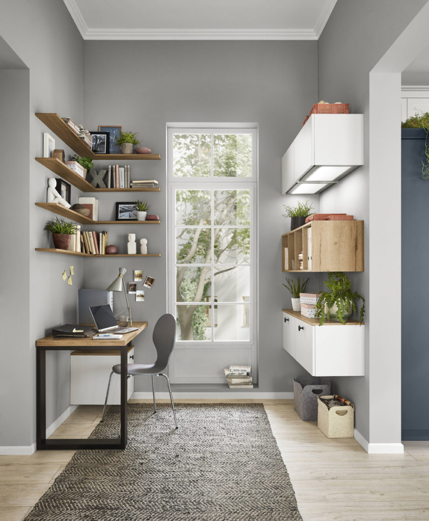 Bureau contemporain avec étagères murales et mobilier suspendu